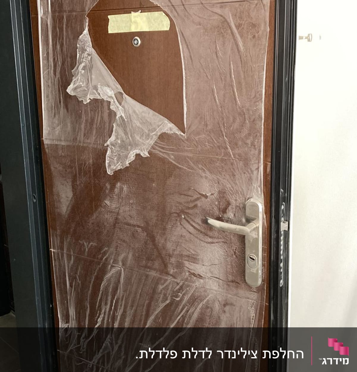 דלת עם חור גדול וידית מתכת